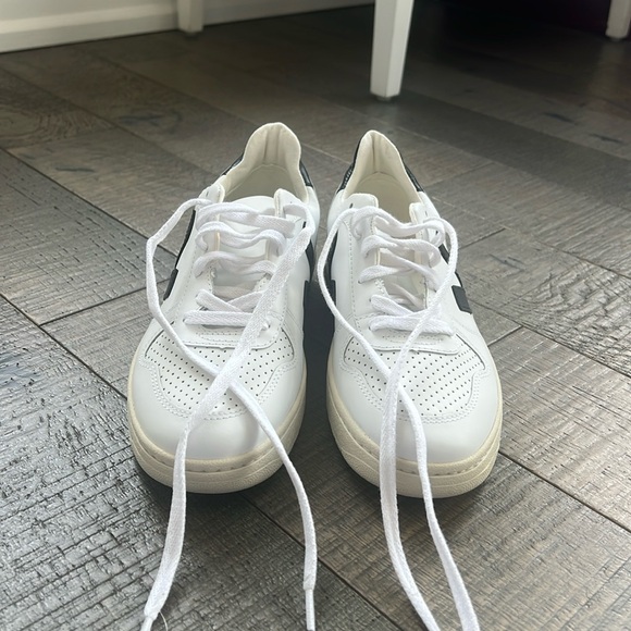 Veja Sneakers - Picture 2 of 5